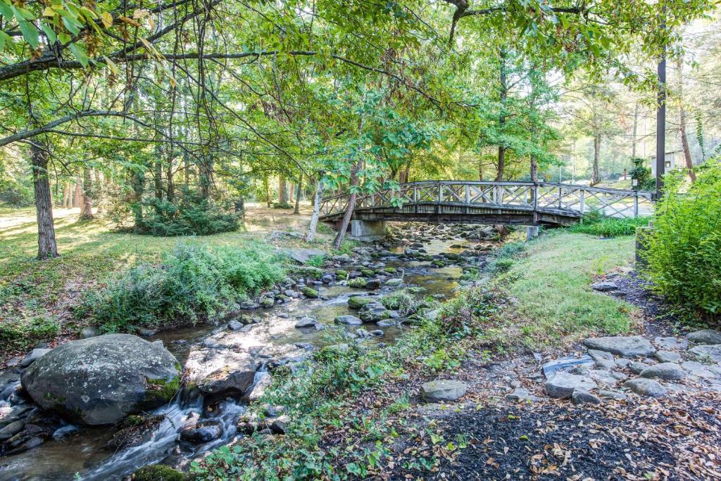 Сад в Quality Inn Creekside - Downtown Gatlinburg