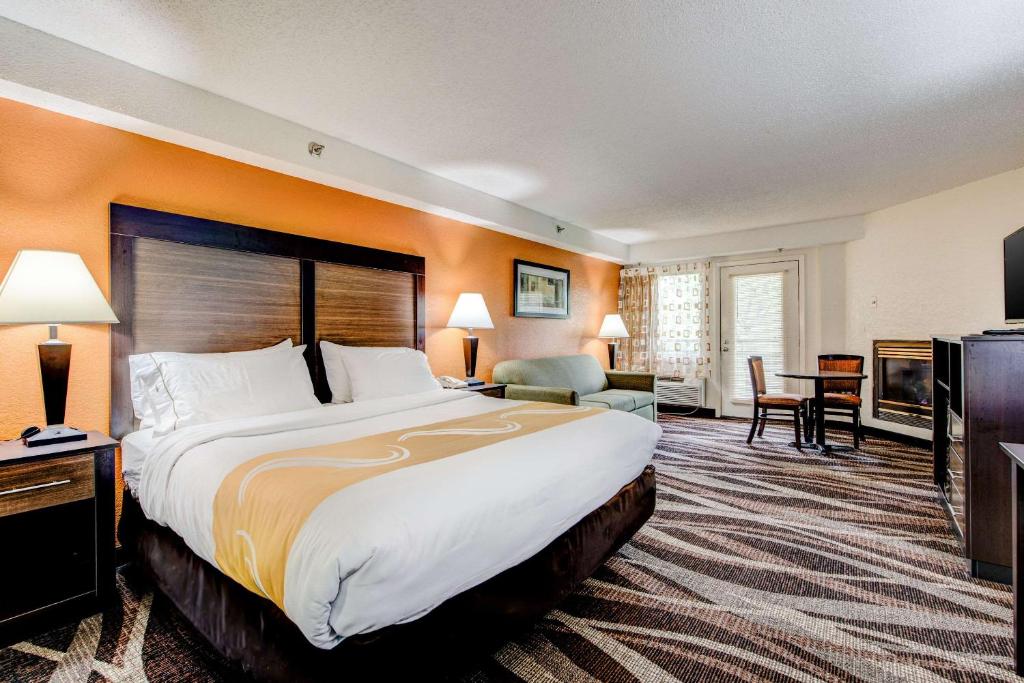 Кровать или кровати в номере Quality Inn Creekside - Downtown Gatlinburg