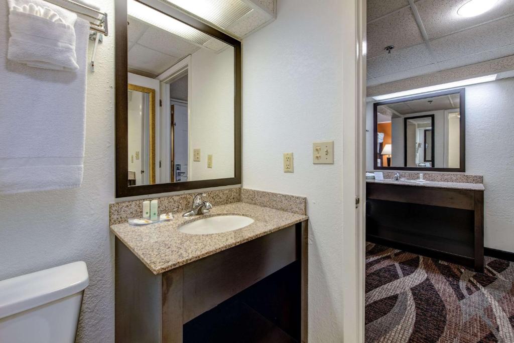 Ванная комната в Quality Inn Creekside - Downtown Gatlinburg