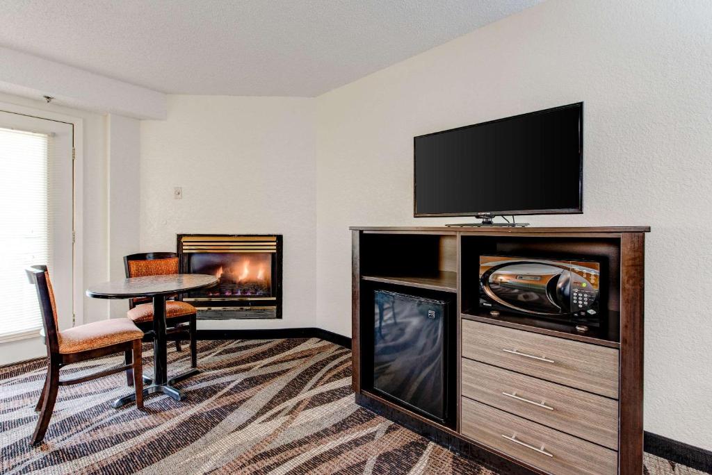 Телевизор и/или развлекательный центр в Quality Inn Creekside - Downtown Gatlinburg