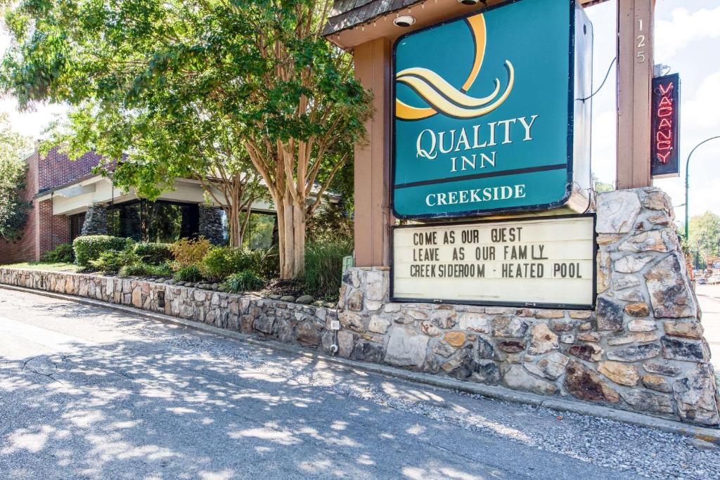 Сертификат, награда, вывеска или другой документ, выставленный в Quality Inn Creekside - Downtown Gatlinburg