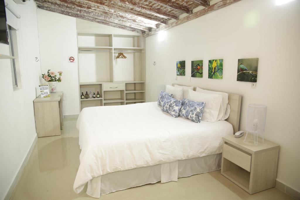 Postel nebo postele na pokoji v ubytování HOTEL HABANA REAL