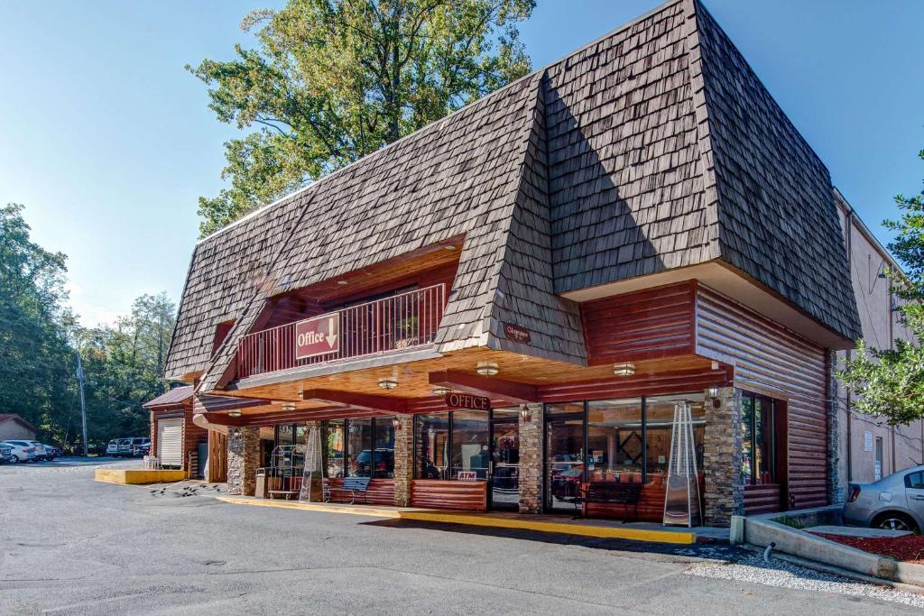 un edificio con un tetto di gamberetti sopra di Quality Inn Creekside - Downtown Gatlinburg a Gatlinburg