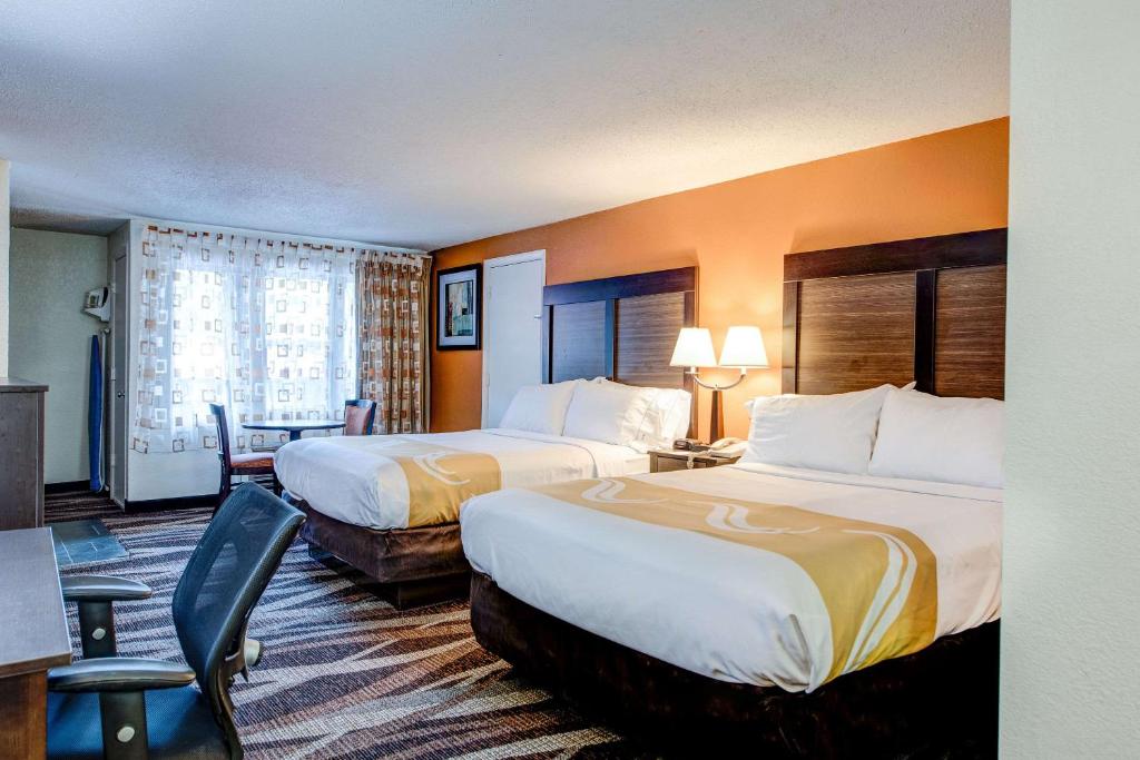 Кровать или кровати в номере Quality Inn Creekside - Downtown Gatlinburg