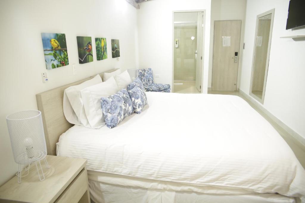 Postel nebo postele na pokoji v ubytování HOTEL HABANA REAL