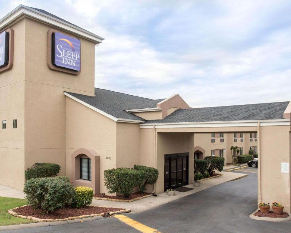 a hotel with a sign for a star inn at Sleep Inn Nashville North - Downtown Area in Nashville