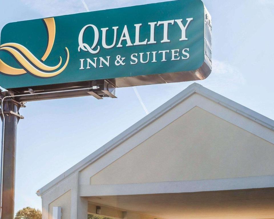 ein Schild für ein hochwertiges Gasthaus und Suiten in der Unterkunft Quality Inn & Suites in Jasper
