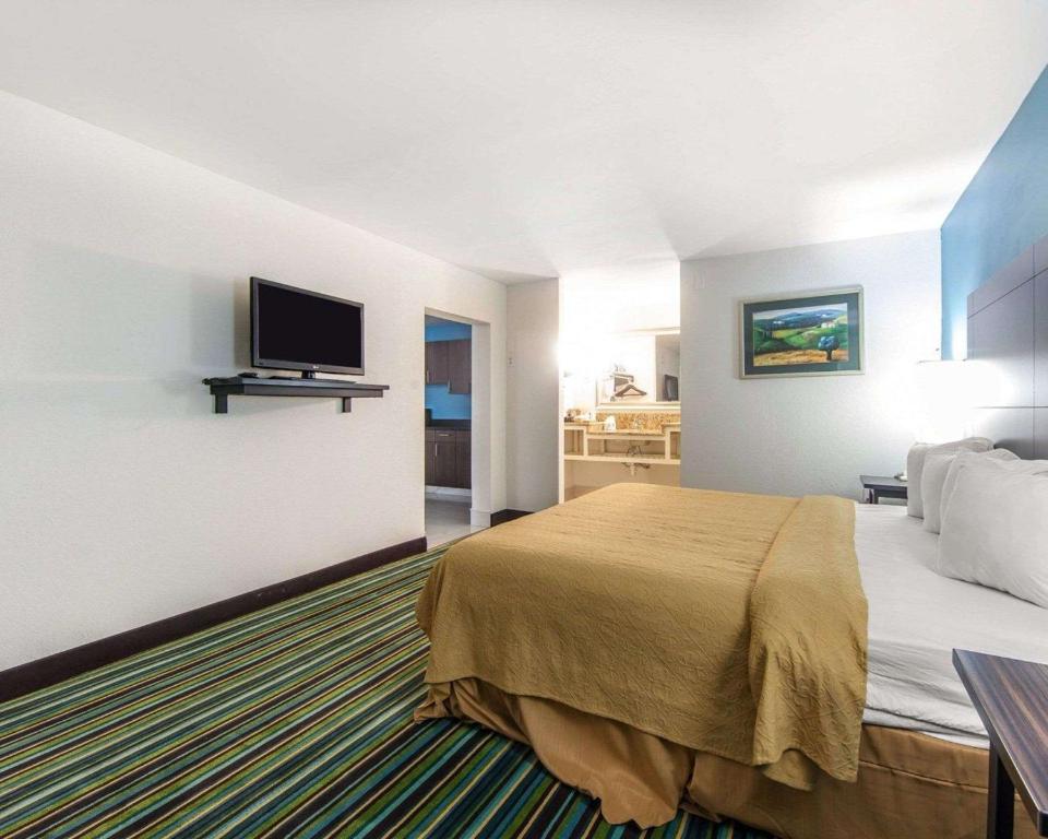 Quality Inn & Suites - King Room - Accessible / Non-fumeur
