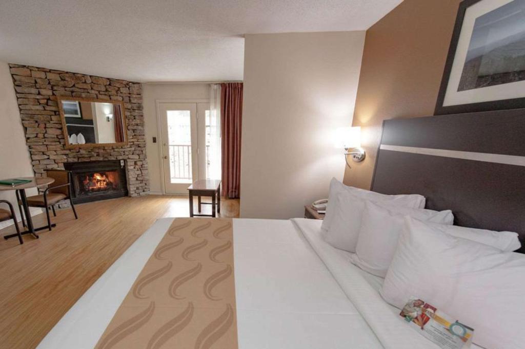 Кровать или кровати в номере Quality Inn & Suites