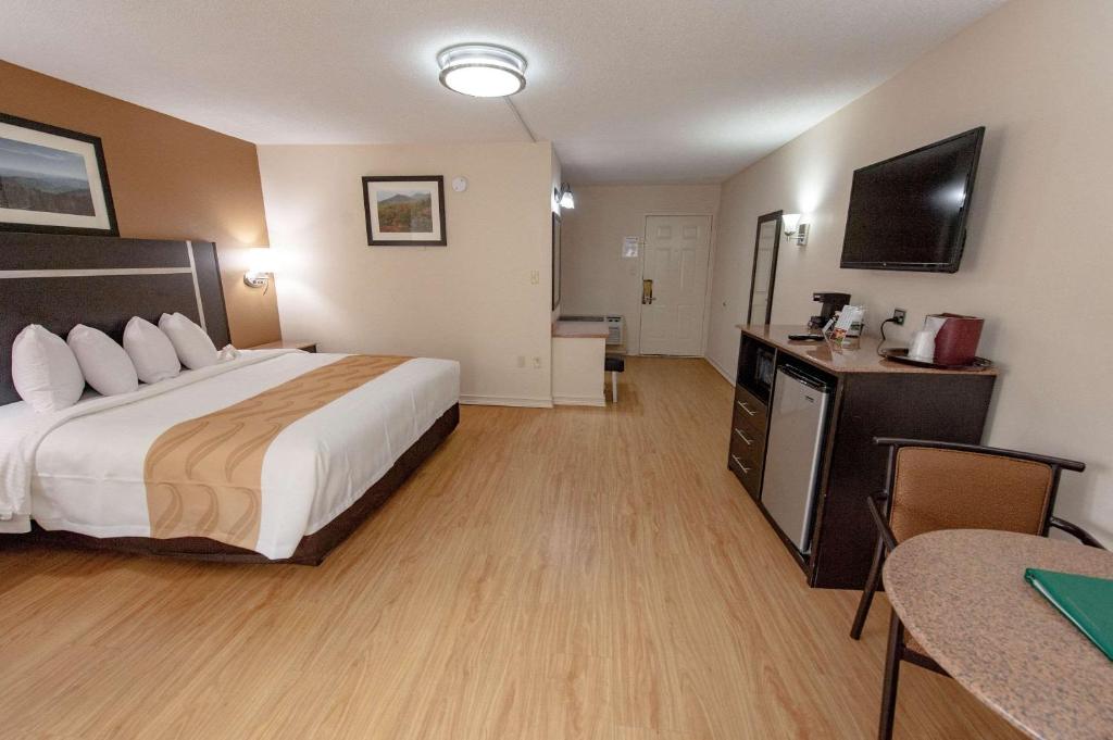 Кровать или кровати в номере Quality Inn & Suites