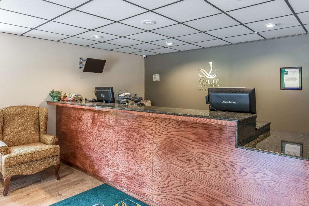 Телевизор и/или развлекательный центр в Quality Inn & Suites