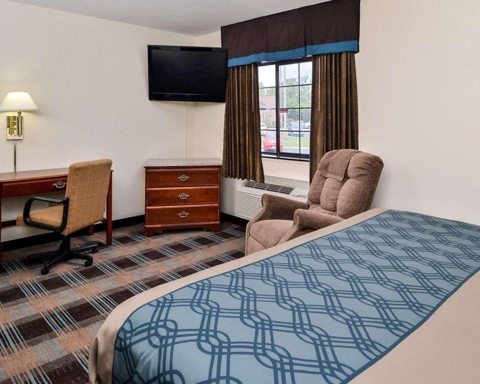 Econo Lodge Inn & Suites - Queen Room - No Fumar