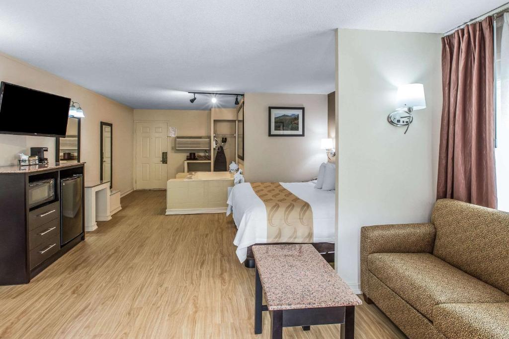 Телевизор и/или развлекательный центр в Quality Inn & Suites