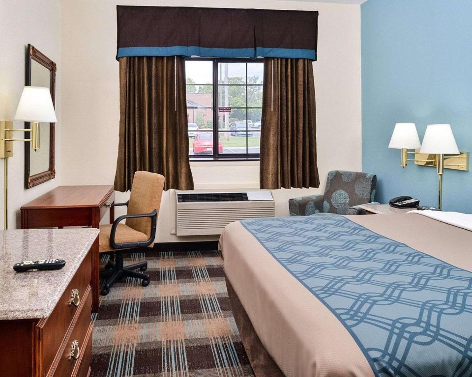 Econo Lodge Inn & Suites - King Suite - No Fumadores