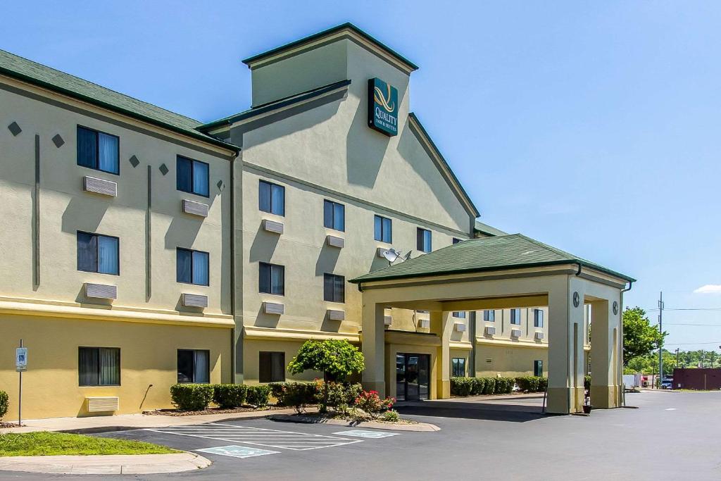 a large building with a gazebo in a parking lot at Quality Inn & Suites La Vergne in La Vergne