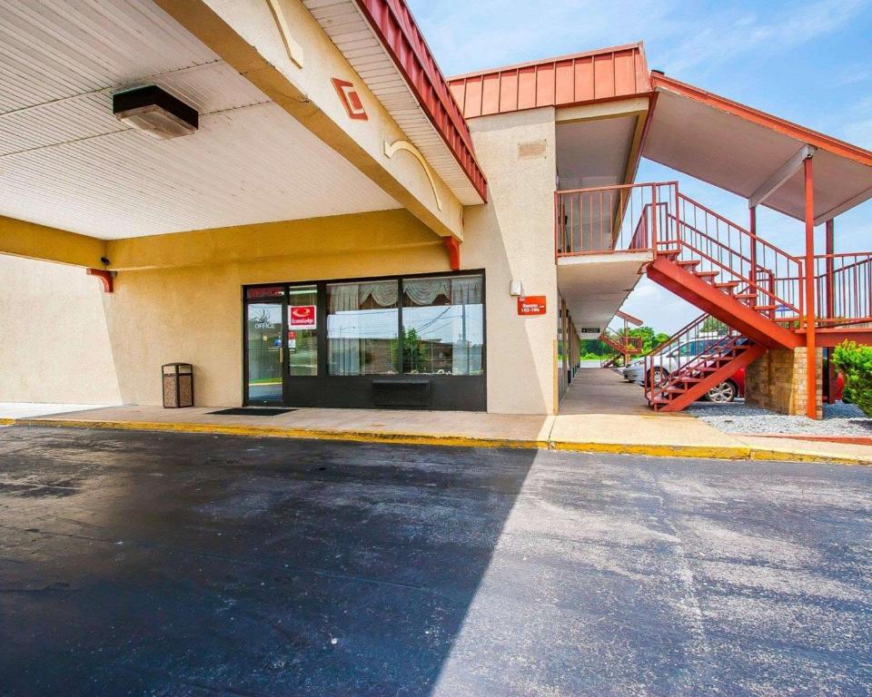 ein leerer Parkplatz vor einem Gebäude in der Unterkunft Econo Lodge in Dyersburg