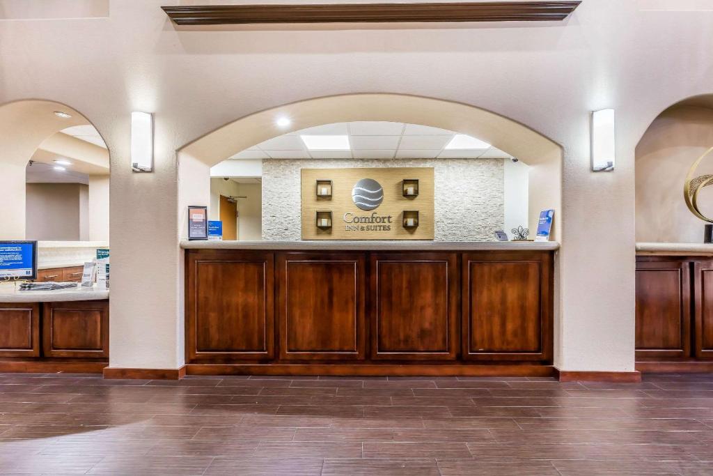 um hall de entrada de um hospital com portas de madeira em Comfort Inn & Suites Airport-American Way Memphis em Memphis