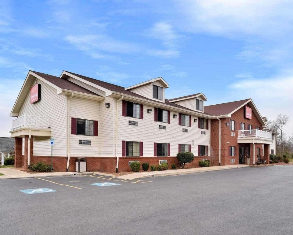 un grand bâtiment avec un parking en face de celui-ci dans l'établissement Econo Lodge Inn & Suites, à Shelbyville