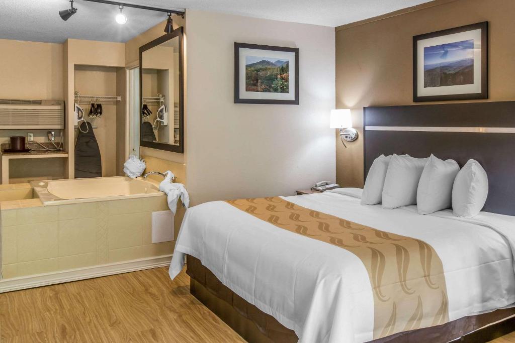 Кровать или кровати в номере Quality Inn & Suites