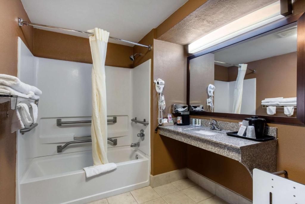 Quality Inn - King Room - Accessible/Non-Smoking