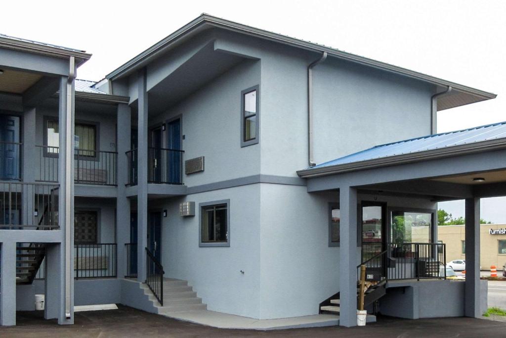 un edificio blu con scala e balcone di Rodeway Inn Murfreesboro Downtown a Murfreesboro