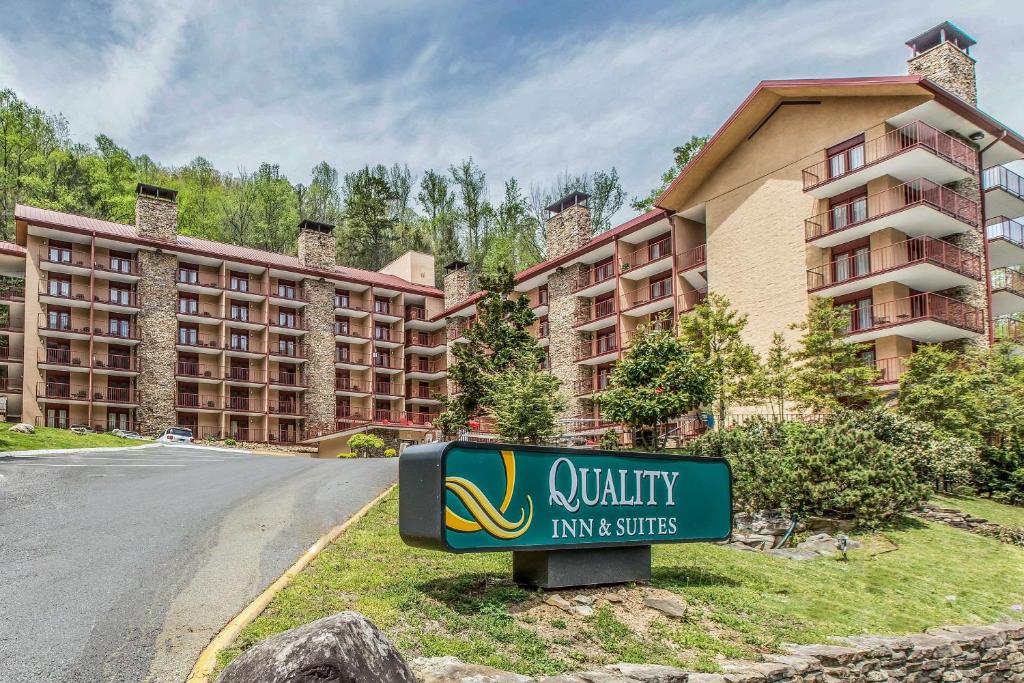 una señal frente a un gran edificio de apartamentos en Quality Inn & Suites en Gatlinburg