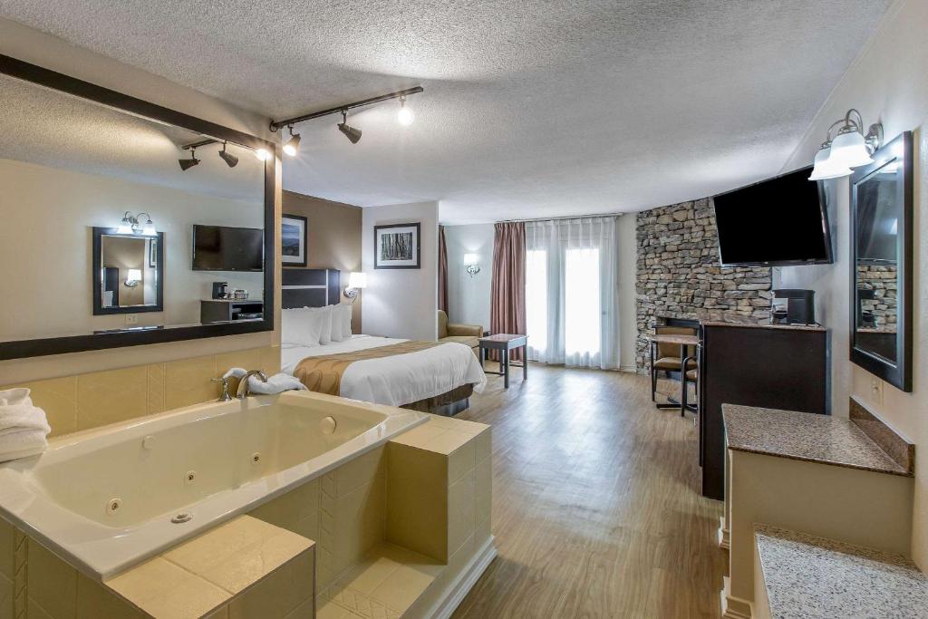 Телевизор и/или развлекательный центр в Quality Inn & Suites