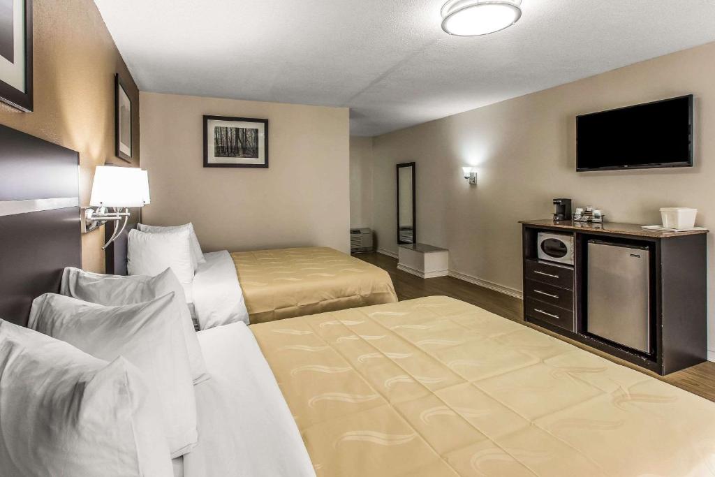 Кровать или кровати в номере Quality Inn & Suites