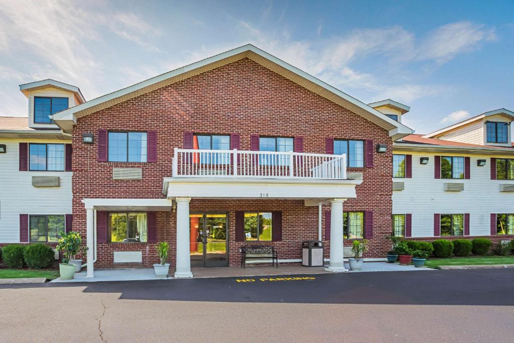 a large red brick building with a balcony at Econo Lodge Inn & Suites Ripley in Ripley