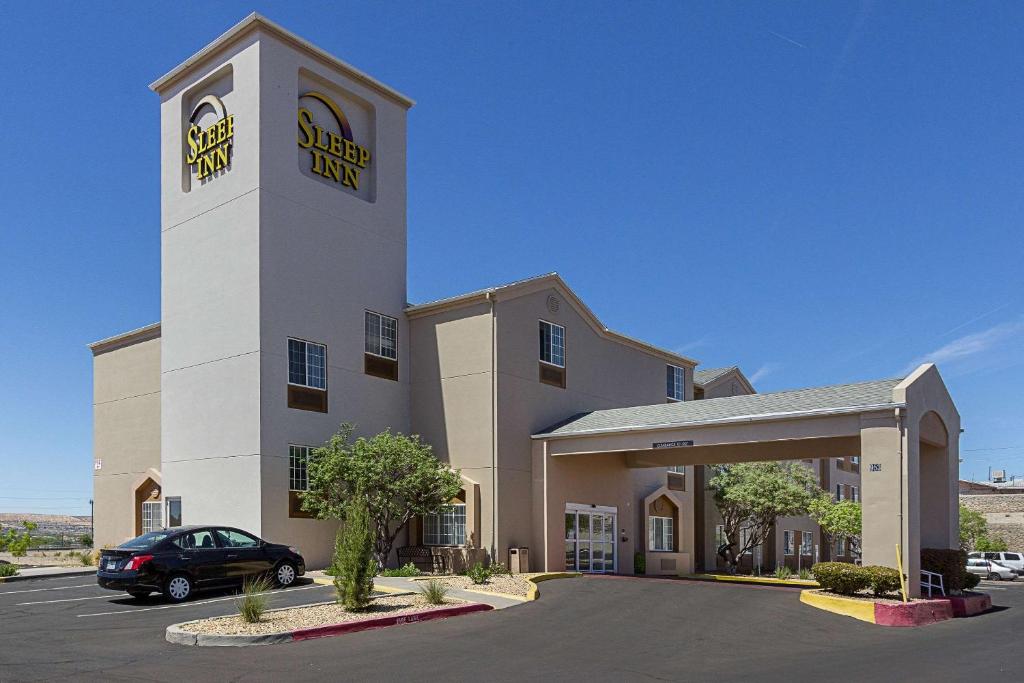un hotel con un coche aparcado en un aparcamiento en Sleep Inn University en El Paso