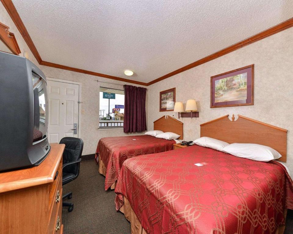 Postel nebo postele na pokoji v ubytování Econo Lodge