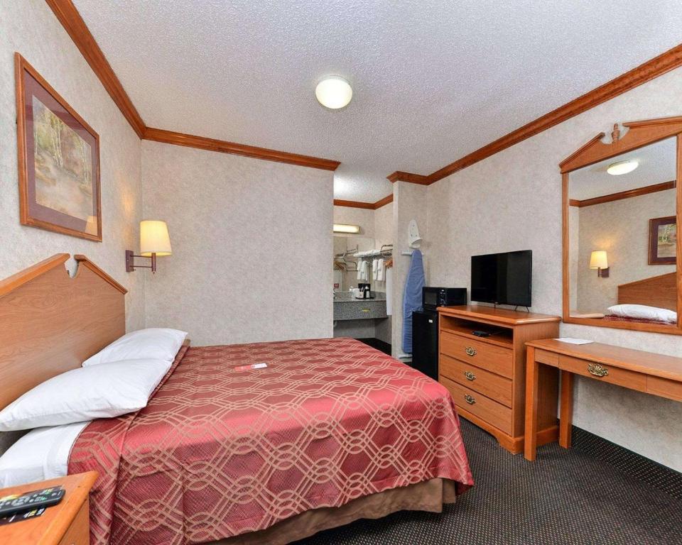 TV a/nebo společenská místnost v ubytování Econo Lodge