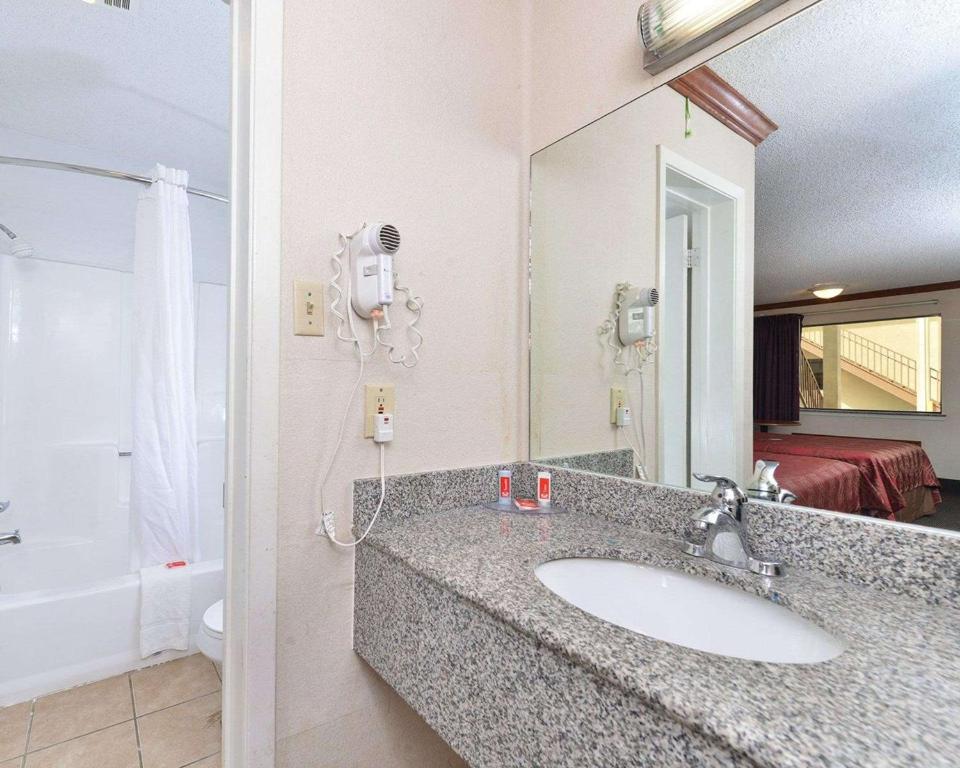 Koupelna v ubytování Econo Lodge