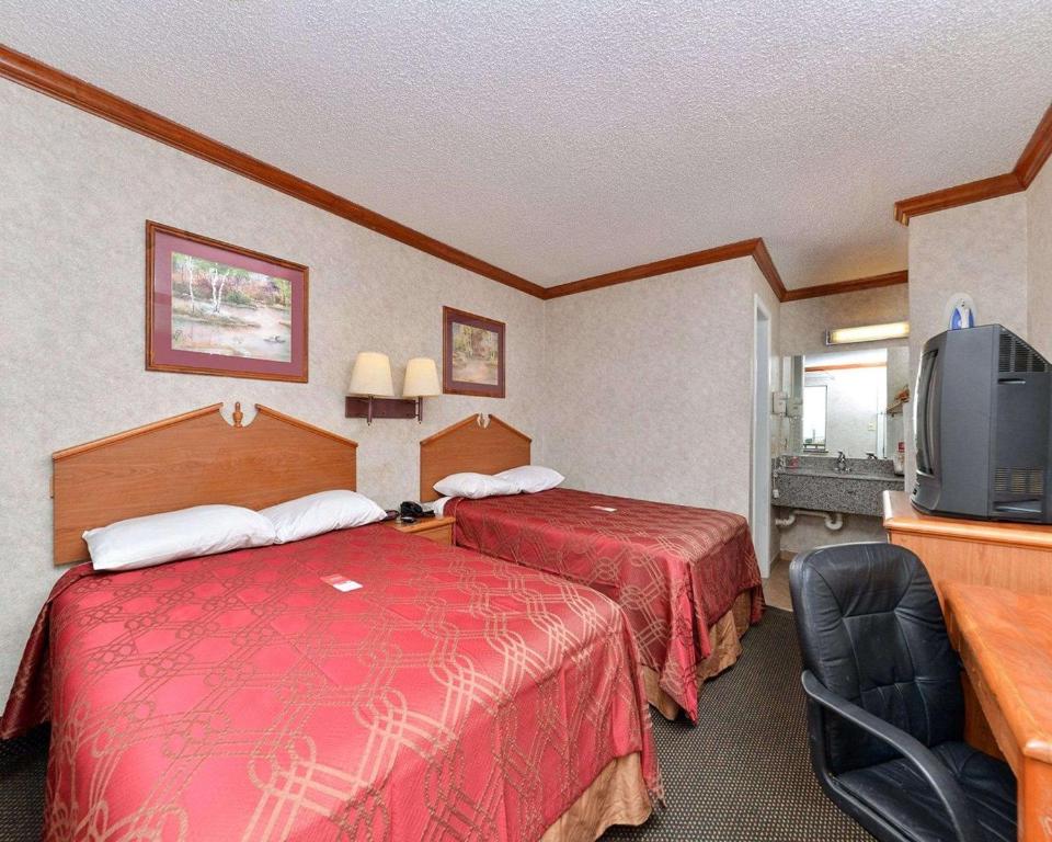 Postel nebo postele na pokoji v ubytování Econo Lodge