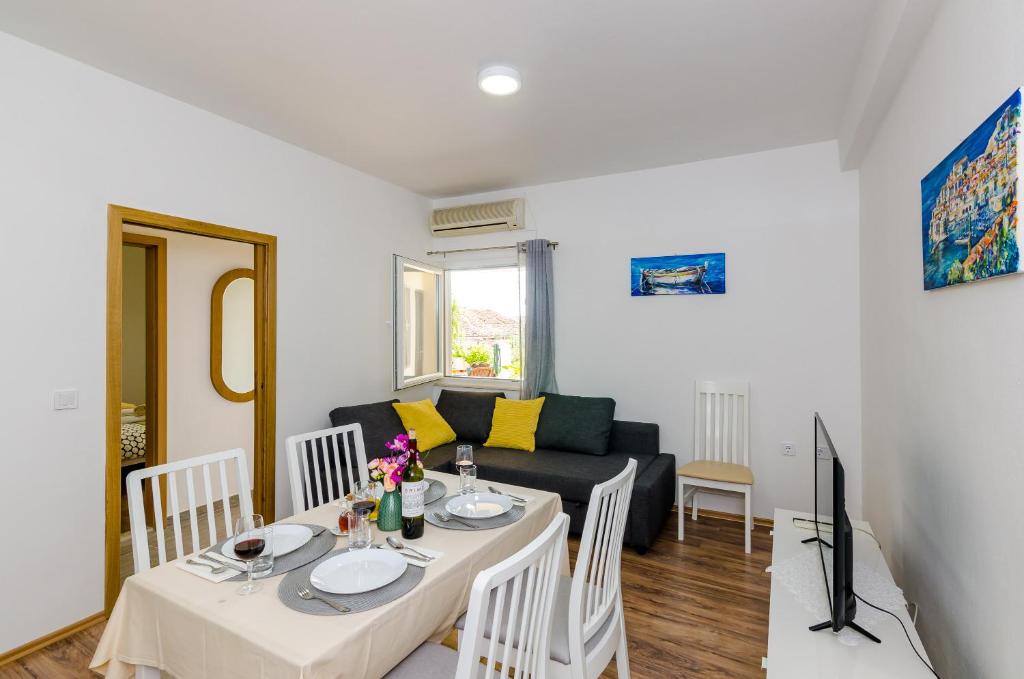 Posedenie v ubytovaní Apartments Bozica
