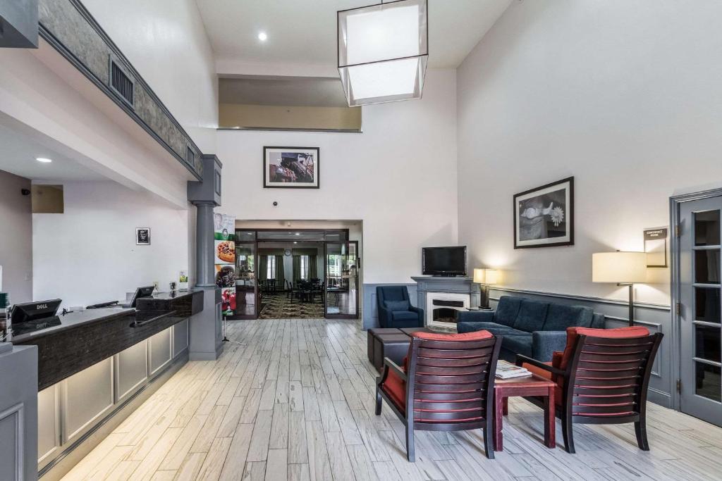Quality Suites Burleson - Ft Worth photo