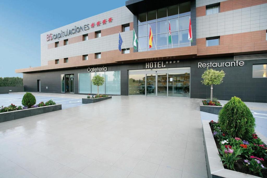 a building with a courtyard in front of it at BS Capitulaciones in Santa Fe