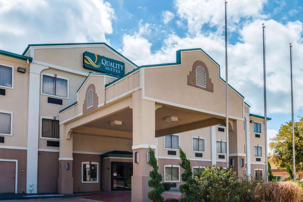 a front view of a hotel with a sign on it at Quality Suites, Ft Worth Burleson in Burleson