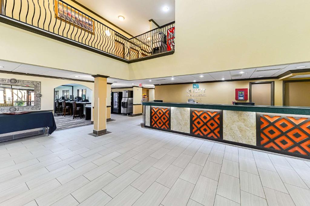 a hotel lobby with a bar and a restaurant at Quality Inn & Suites in Lubbock