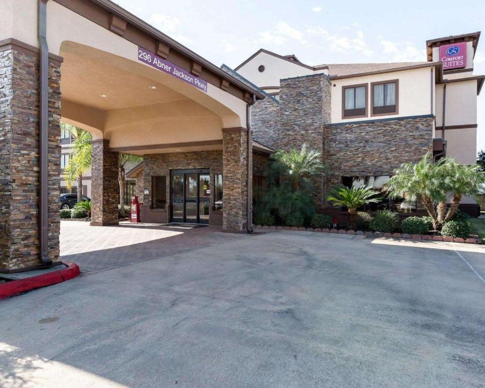 a large parking lot in front of a building at Comfort Suites Lake Jackson Clute in Lake Jackson