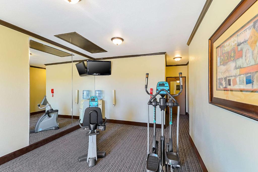 a gym with exercise equipment in a room at Quality Inn & Suites in Lubbock