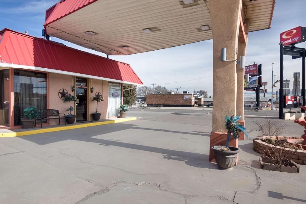 ダルハートにあるEcono Lodge Dalhart Hwy 54 - Hwy 287のガソリンスタンド前の空き駐車場