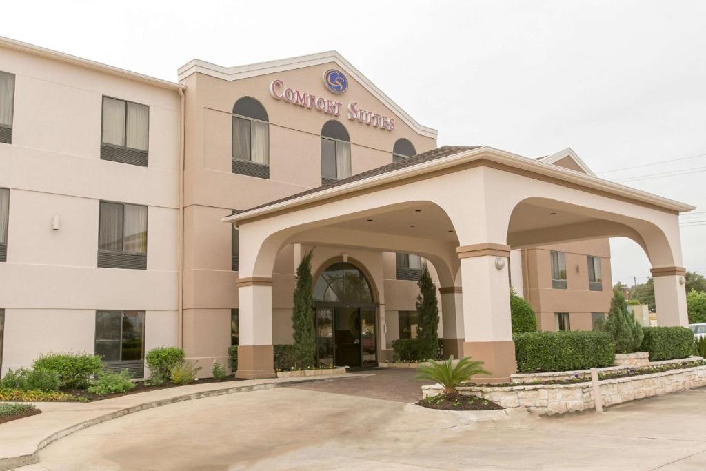 a hotel building with a large entry way at Comfort Suites Austin NW Lakeline in Austin