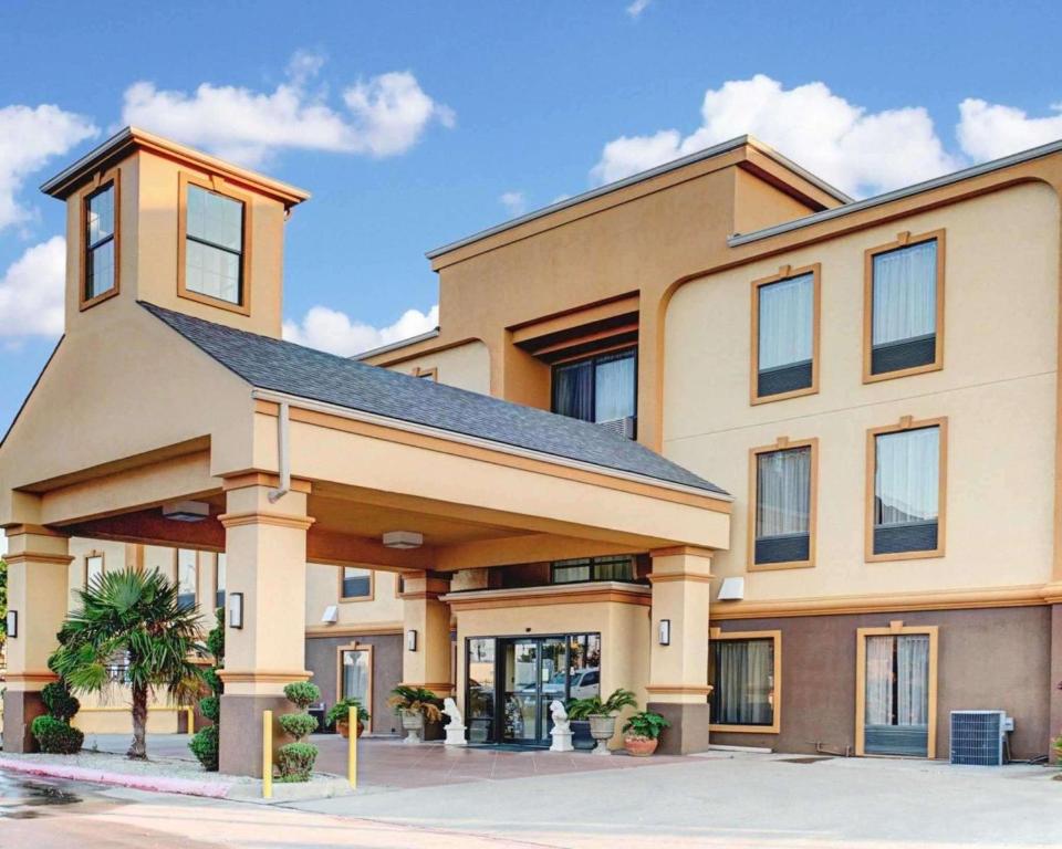 a building in front of a building at Comfort Inn Corsicana East in Corsicana