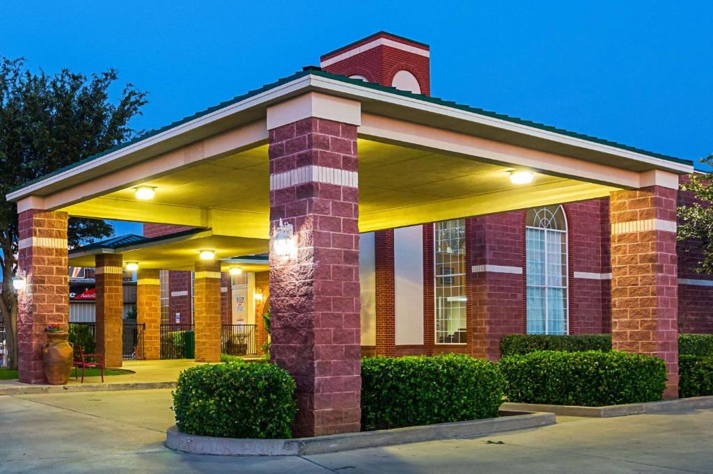 un edificio de ladrillo rojo con un gran garaje en Quality Suites, en Lubbock