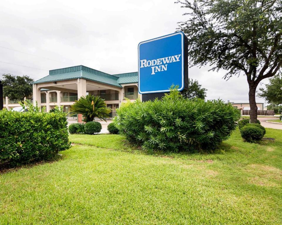 a sign for a roddeway inn in front of a building at Rodeway Inn and Suites Hwy 290 in Houston