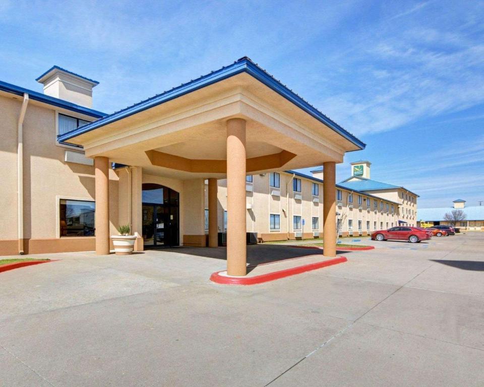 ein großes Gebäude mit einem Pavillon auf einem Parkplatz in der Unterkunft Quality Inn & Suites Wichita Falls I-44 in Wichita Falls