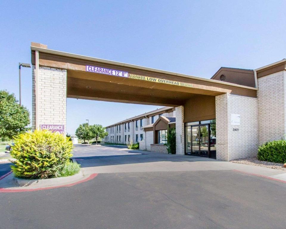 een gebouw met een bord aan de voorgevel bij Econo Lodge Amarillo East in Amarillo