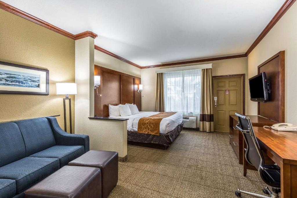 Comfort Suites Galveston Cruise Port Area - Beachside photo