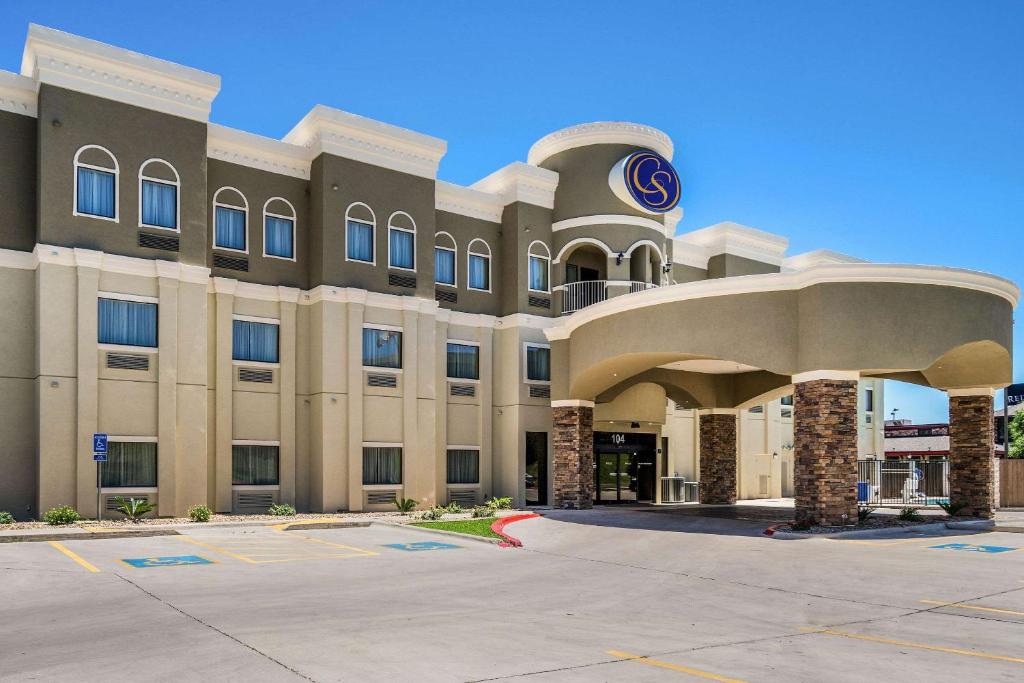 Comfort Suites Near Texas State University في سان ماركوس: مبنى امامه موقف سيارات